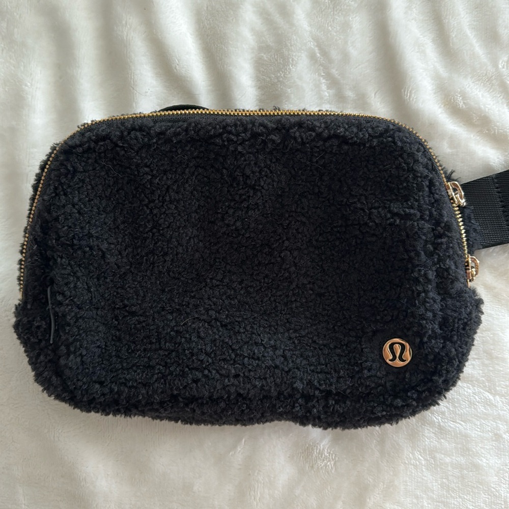 Everywhere Belt Bag Fleece Black with Gold Hardware 2L